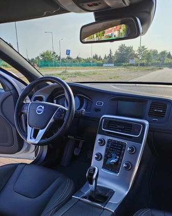 Volvo V60 cena 65000 przebieg: 99750, rok produkcji 2018 z Toruń małe 211